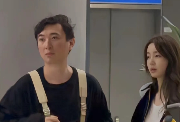 王思聪到处在国外玩，每次带的女伴都不一样。

这小子现在四十浪荡岁了，还没个正形