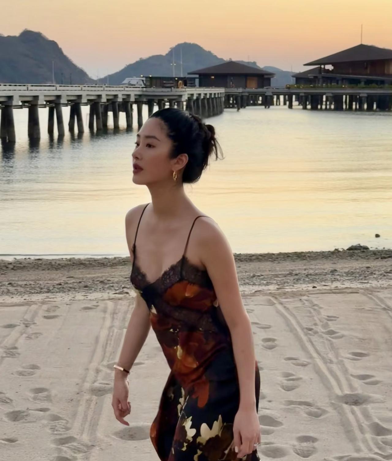 卸货成功的杨采钰晒美照，这身材一点都不像刚刚生了小孩。照片有正面的、侧面的、全身