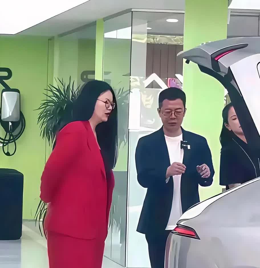 你看李湘那身材，那叫一个富态，似乎她就是在用这副模样昭告众人：她可不是在吹牛，人