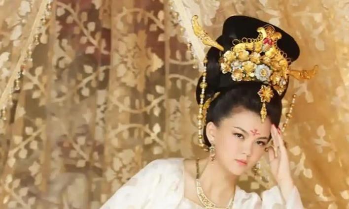 公元698年，太平公主在一个夜晚宠幸了四名男子。到了第二天清早，丫鬟们低着头去整