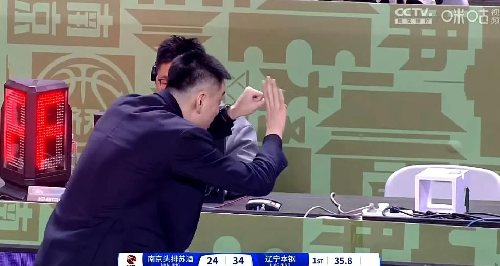 一将无能，累死三军！杨鸣江郎才尽，辽篮变成“纸老虎”，碰到逆风球，战术根本打不出