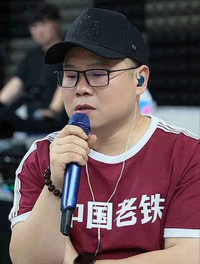 岳云鹏又气人了！刚刚岳云鹏的演唱会开始了，1万多人的体育馆座无虚席，这就是人气，