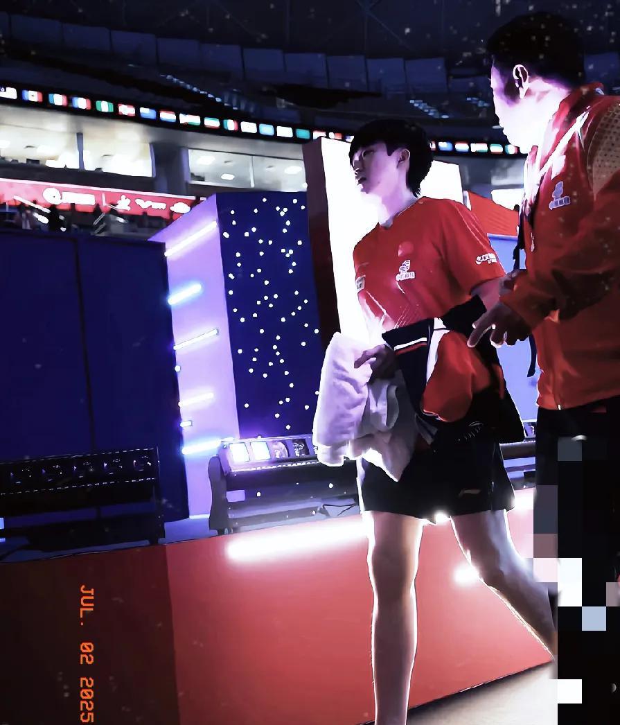 一个曾因情绪失控被禁赛的00后小将，如今竟成了国乒顶梁柱！
他就是王楚钦！
 他