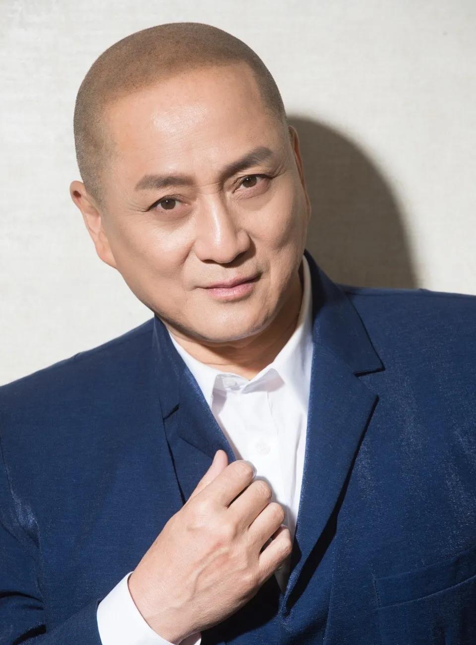 演员汤镇业这辈子真的值了！
跟他交往的女人，真是一个比一个漂亮！
汤振业的前女友