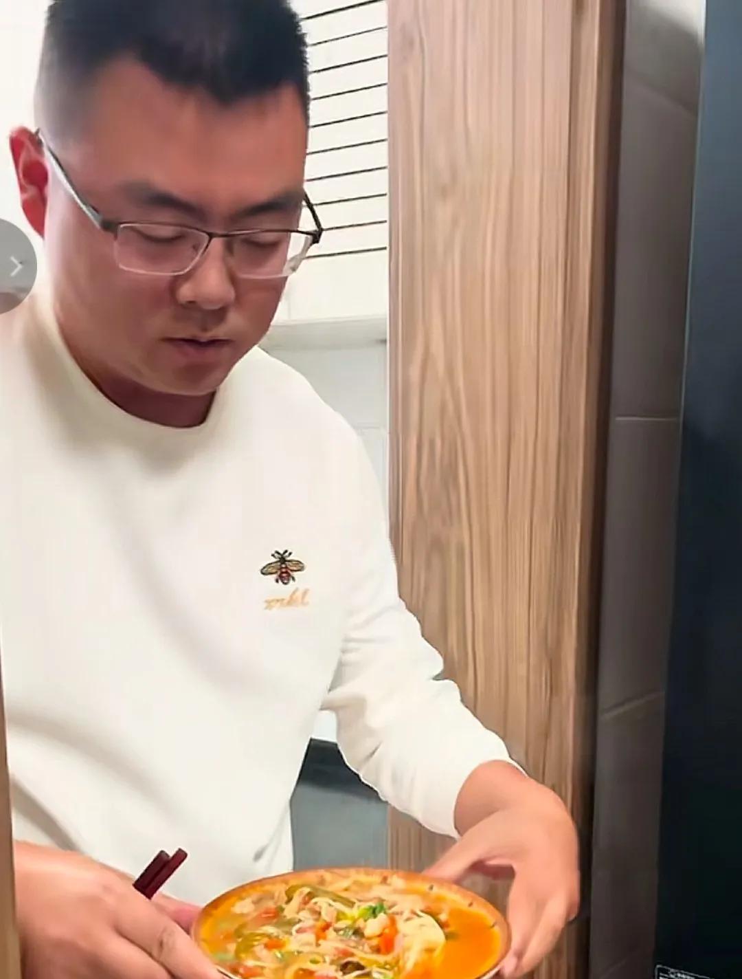 今天中午，勤快的郭威亲自给一家四口做了一份热腾腾的肉丝面！
看起来色香味俱全，蛮