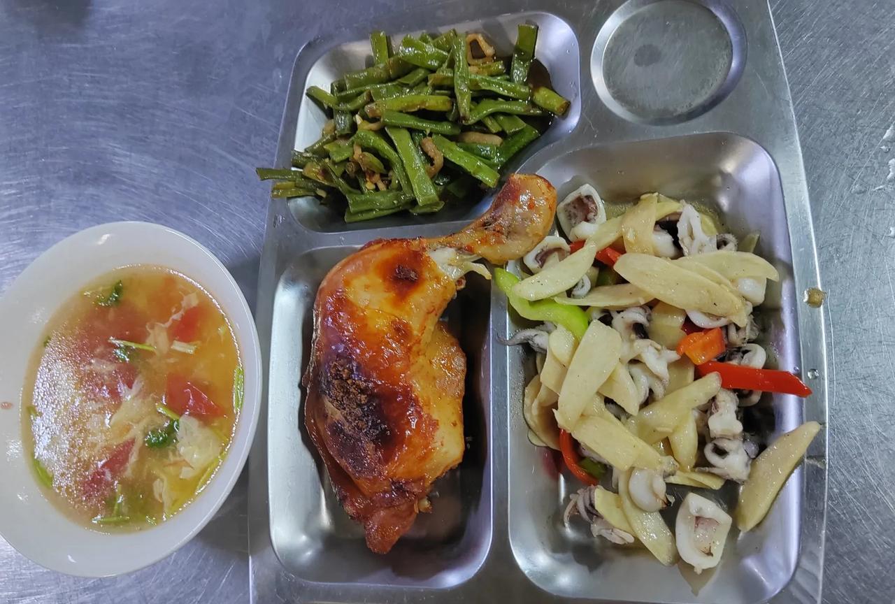 （下图是今天午餐：烤大鸡腿，鱿鱼炒茭白，豆角炒肉丝和西红柿鸡蛋汤）