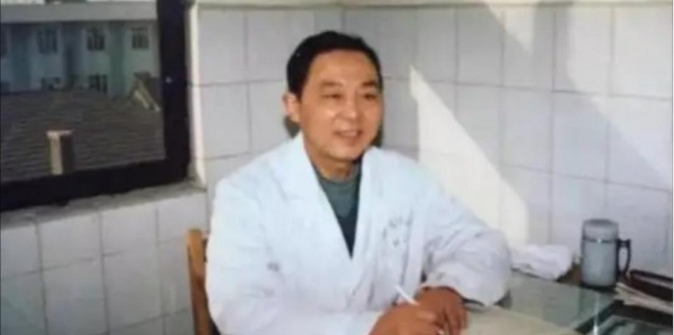 1970年，徐州医学院附属医院一位医生在妻子不在时，冒着生命危险服用了4克剧毒的