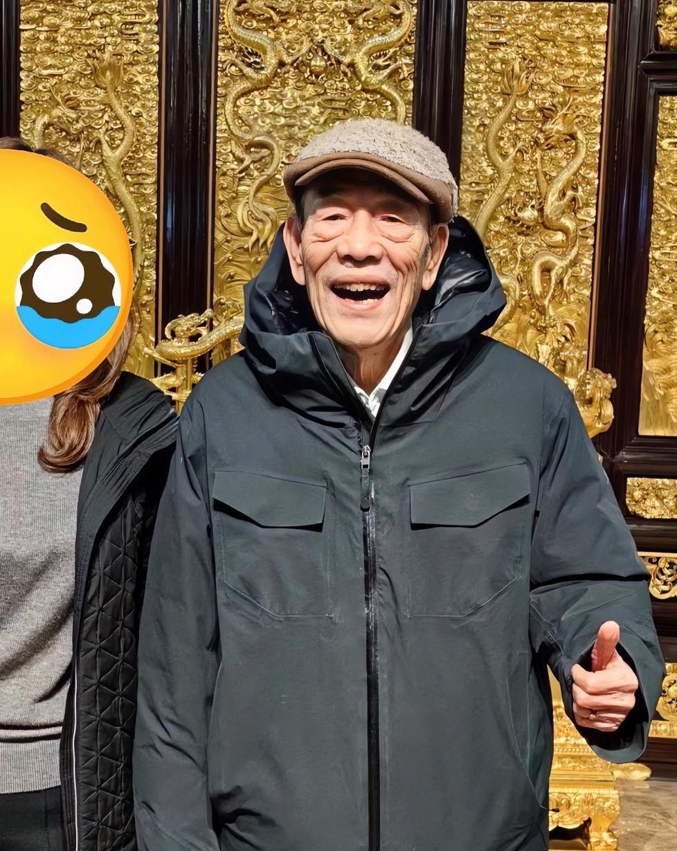 杨少华先生就是老一辈父母最典型的代表，
他将一生的爱全部给了4个儿子，
他的妻子