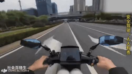 鬼火少年狂飙，撞人后指着红灯怒斥被撞老人：红灯！红灯！少年一路连跨车道，从直行车