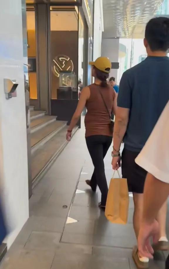 看杨采钰这个状态，估计真的快生了。
有网友偶遇夫妇两个人在香港逛街，她的丈夫是一