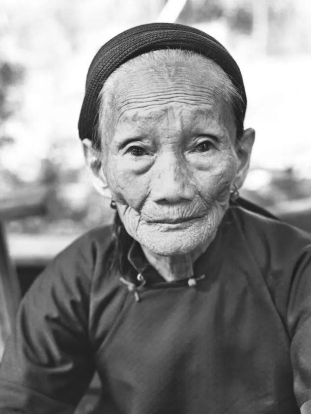1942年，年仅16岁的陈金玉被日军抓住扔进慰安所，当晚她就被一群日军糟蹋，而这