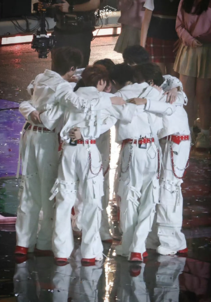 七名成员（马嘉祺、丁程鑫、宋亚轩、刘耀文、张真源、严浩翔、贺峻霖）以肩贴肩、头靠