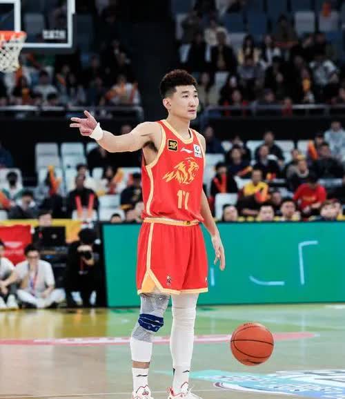 CBA总决赛MVP孙铭辉，场均20➕10带队夺冠，却连续两年被国家队拒之门外，胡
