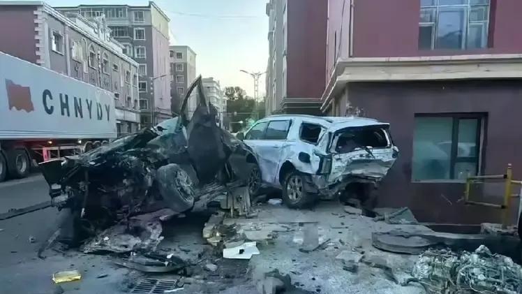 路见一车祸，两车相撞后损毁非常严重，几近报废。但愿人无大碍。