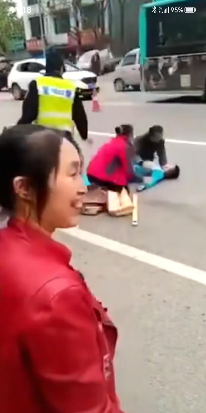 这穿红衣服的女子有点缺心眼，那边别人的孩子突发急病离世，父母哭的伤心欲绝，这边穿