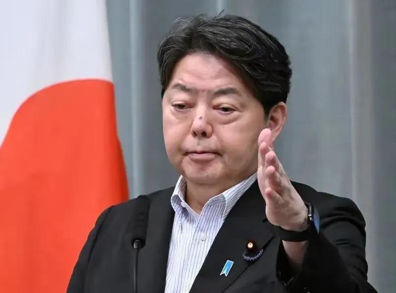日本人很生气，但日本政府官员也就委婉表达一下而已。特朗普虽然知道广岛、长崎是日本