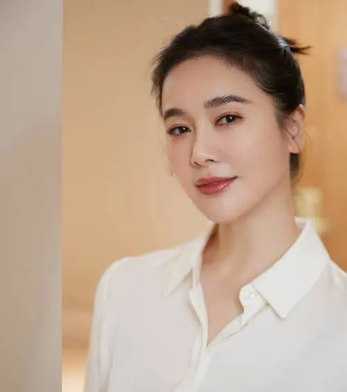 谁也没想到，曾被传“风流成性，绯闻不断”的左小青，如今已蜕去浮华。历经岁月沉淀，