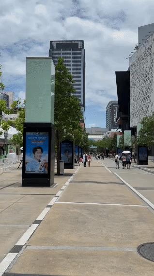 蜜丝婷：王楚钦的排面不仅在国内，国外我们也会安排，泰国大屏布满整条街。
如果是全