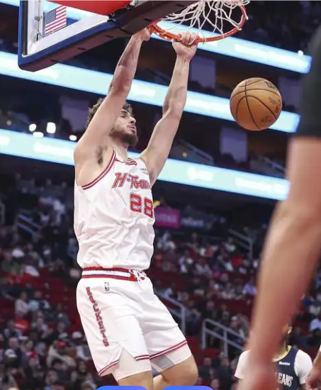 申京得提升体能。因为打四意味着会有更多球权，特别是外线的支配球权。

比如上赛季