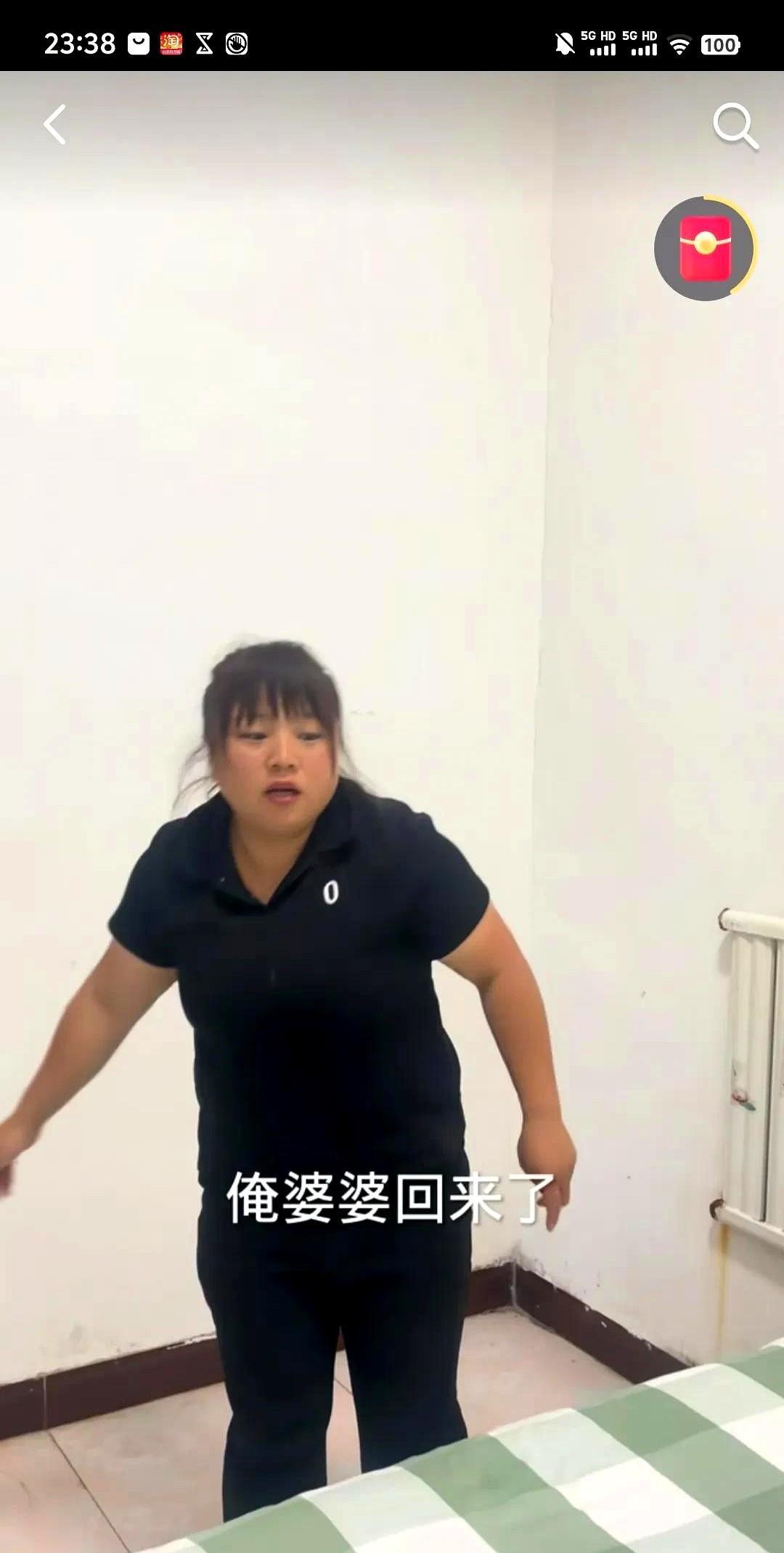 丹丹婆婆从城里回来了，不过刚回来丹丹婆婆跟公公就吵架了，还让丹丹评理，公公不想让