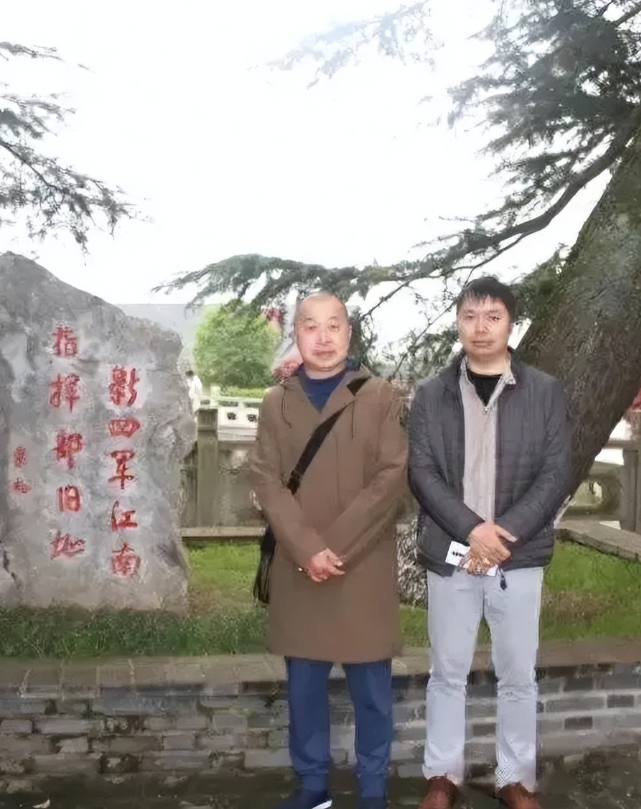 2021 年春，粟裕长孙粟志军和陈毅孙子陈正国来到江苏溧阳新四军旧址。他们在此缅