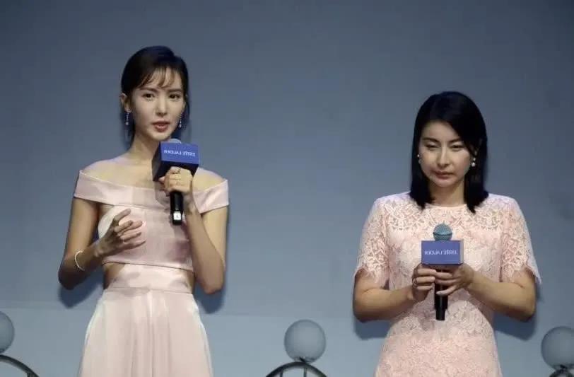 运动员跟女明星还是有壁的，站一起气质差距太大，仪态真的太重要了，一个消瘦苗条，一