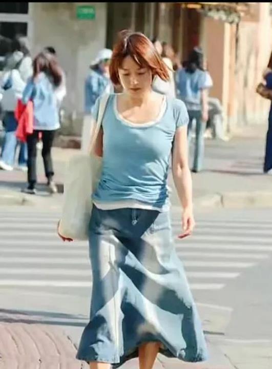 近日，马伊琍现身上海街头，拍网友热议，一身浅蓝色上衣，女仔裙，小白鞋的马伊琍背着