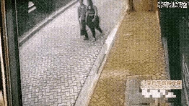 这是哪一个驾校毕业的车手，教练平时又是怎么教他驾驶的，他又是怎么拿上驾照的呢？竟