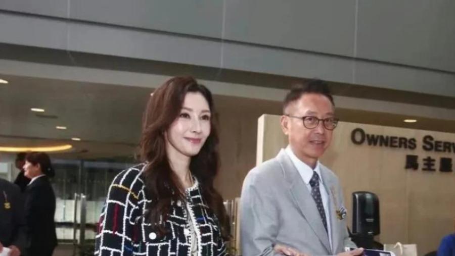 李嘉欣穿情侣装看演唱会，白T恤牛仔裤活力满满，许晋亨贴心陪伴