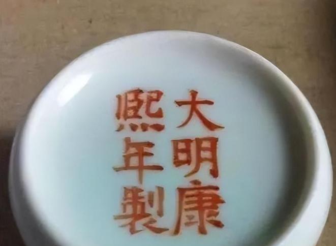 1996年，南京一家古玩店来了一个小伙，拿出一个小酒杯问30000元收不收，店里