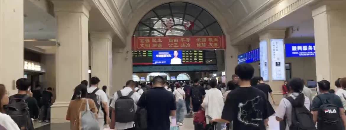 今天在汉口火车站
瞧见一对四十岁多岁的男女
在进站口处始终牵手相拥

两