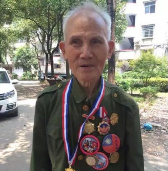 1945年5月，机枪手曾岳峰因伤掉队，谁料行进途中，他竟遇到100名正在吃饭的日