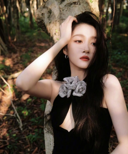 关晓彤过了25，可是越发有女人味了