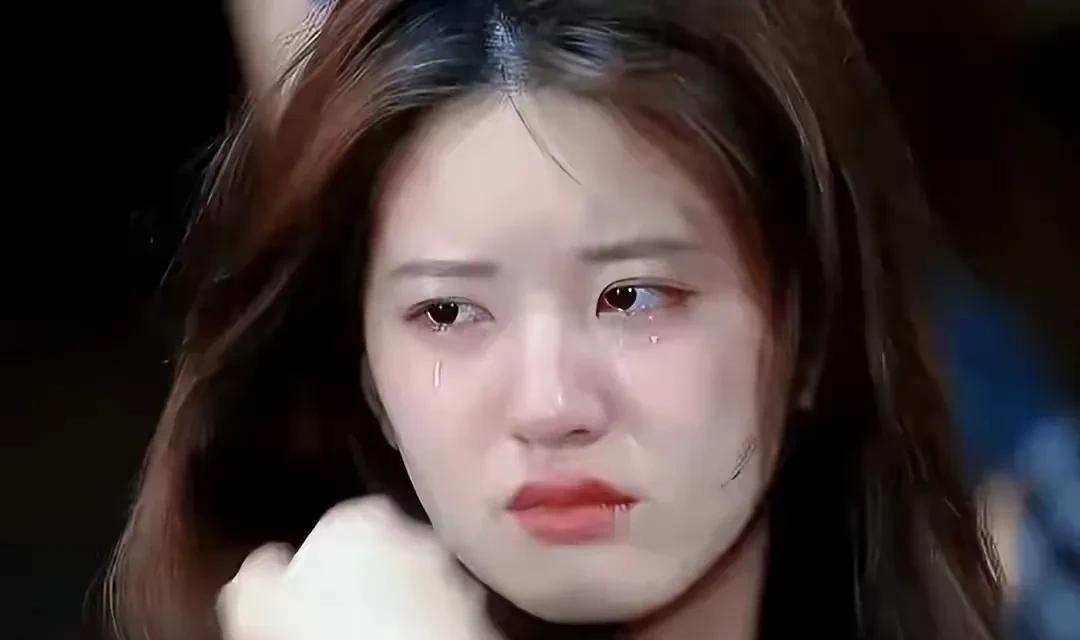 赵露思“掀桌”的背后，到底是被逼无奈，还是想打响内娱反霸凌职场条约第一人。她是不