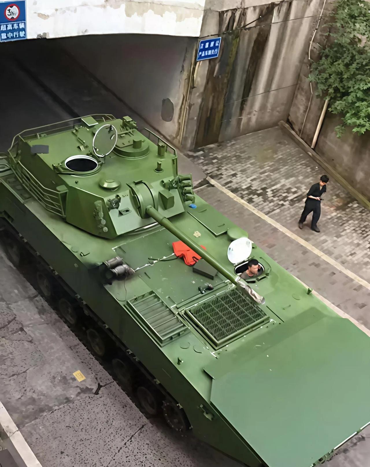 又一款渡海神器，新型120mm两栖迫榴炮车亮相（图1）。
目测就是把PLZ10式