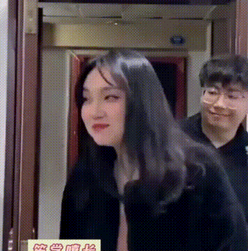 美女带男友回家，注意看父亲装扮，小伙当场愣在原地！