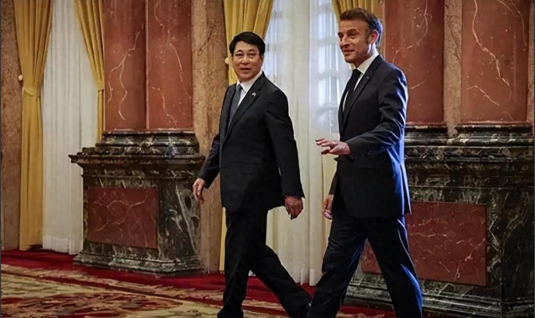 /越南整天哭穷说没钱，可马克龙到越南晃了一下，接签了45亿美元的大单，越南一下子