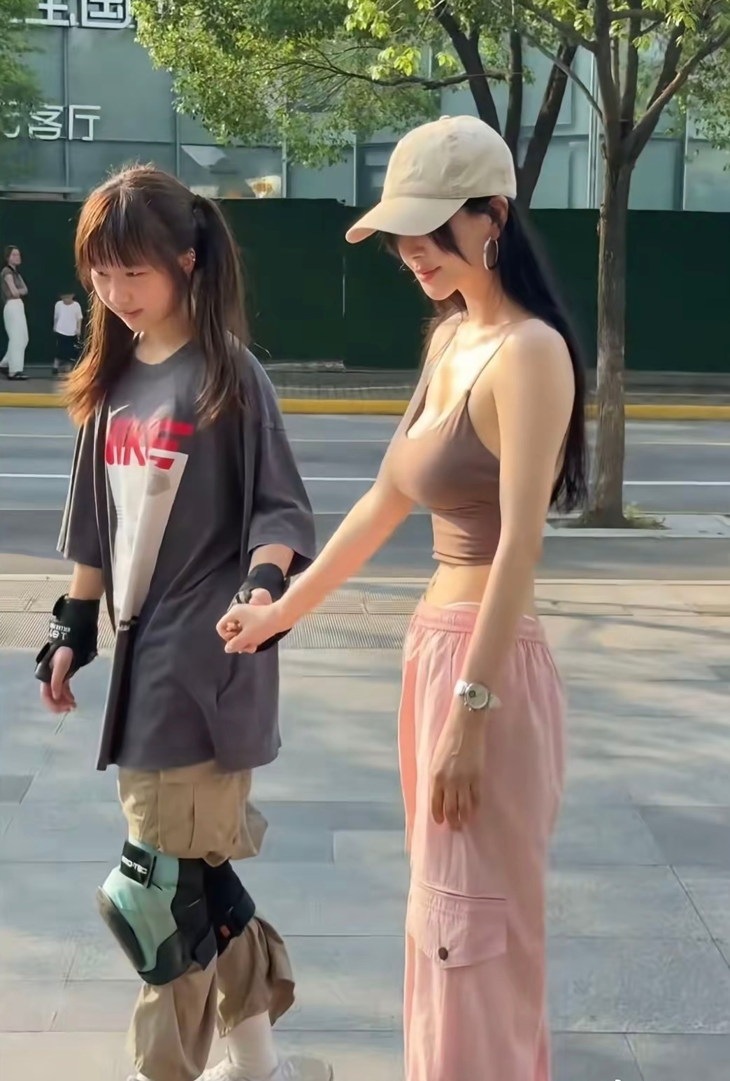 街上看到的玩滑板的漂亮女生，身材也太好了！