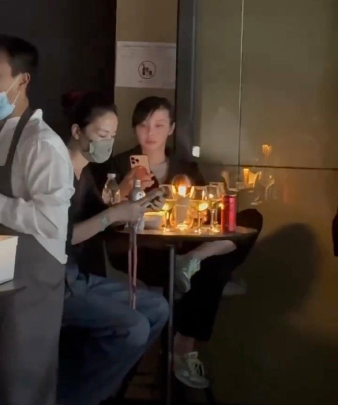 王菲，连夜冲上热搜！
4月26日凌晨，天后王菲冲上热搜，原因是王菲的一段视频曝光