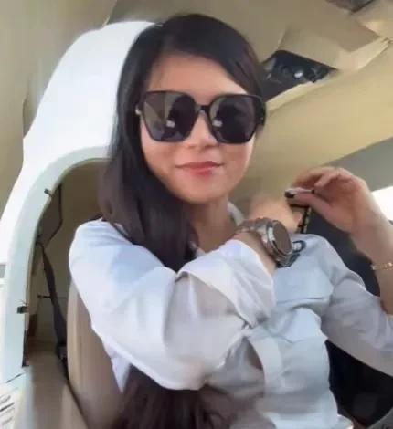 “天空女儿”不幸坠机身亡，机上就她一个人
她在起飞前对着镜头说