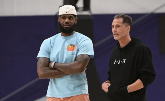老詹想和湖人续签1+1合同，惨遭湖人管理层明确拒绝！ 
日前，有NBA记者爆出内