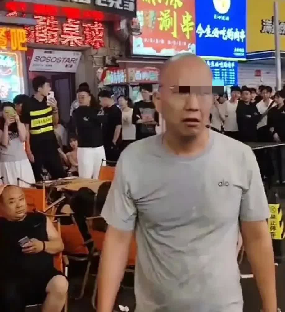 东北人不背这个锅！[灵光一闪][灵光一闪]

长春给老外下跪男不是东北人！[