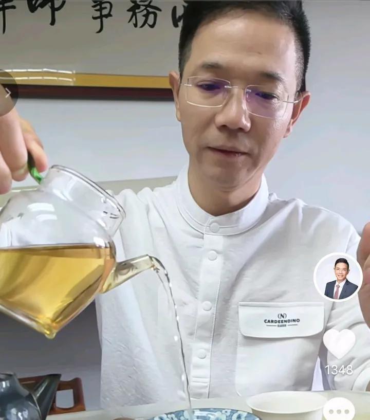 太好了，李老师说，品茶等待战斗的信号！
有网友问，什么时候开会？
李老师，在直播