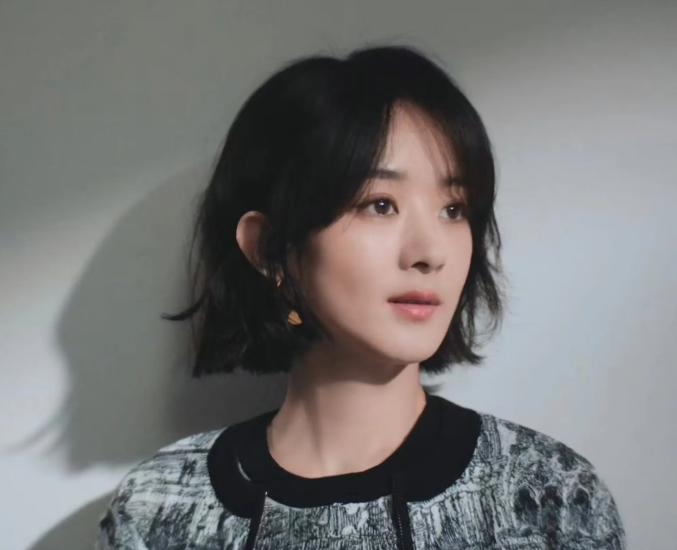赵丽颖演技挺好的，但时尚这块总是很不给力!
之前Dior大片蹩脚英语被群嘲，鄂尔