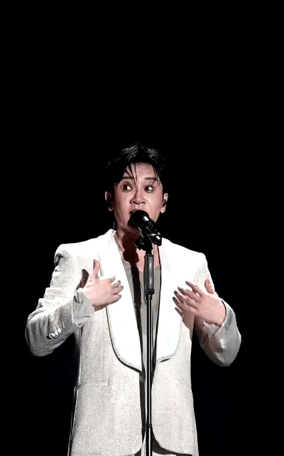 “卖艺不卖身”的苏有朋又“爆火”了！
他开音乐会前宣传买VIP票可以合影，但拒绝
