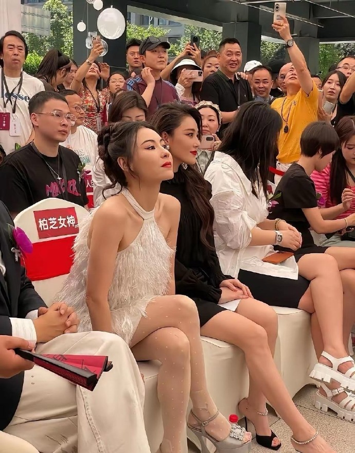 张柏芝张馨予活动现场坐一起，两个美人在一起简直是逆天！ ​​​