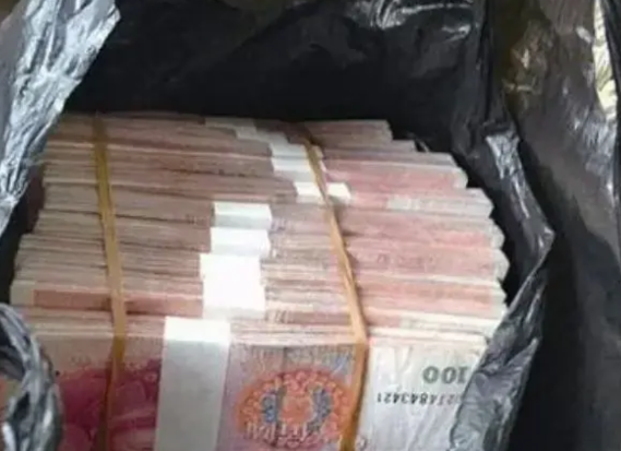 人千万不要把钱借给别人，昨天一亲戚打电话给我，问我借十万元钱。我说你借的数目有点