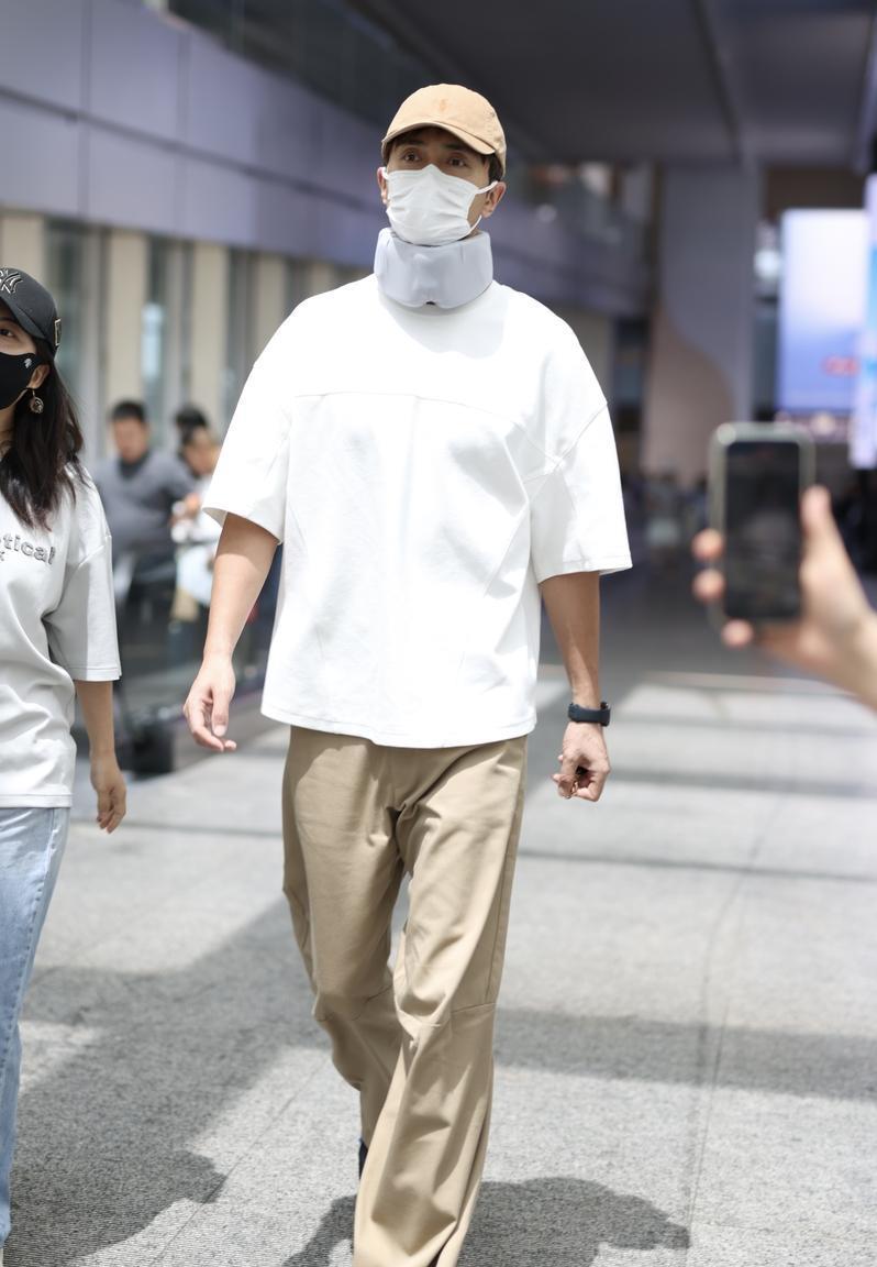 最近高伟光现身北京机场，他这次搭配的很简洁，看上去年轻又帅气。
高伟光上身穿白色
