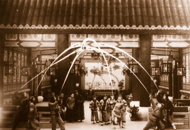 1928年电影《火烧红莲寺》是中国第一部大量运用特技拍摄的影片。在表现武林高手对