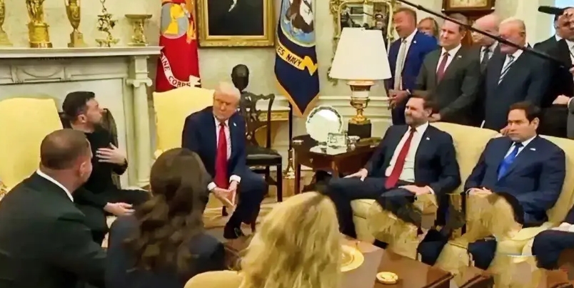 这就是赤裸裸的狗仗人势！白宫的这些官员与记者们，看到老特并不把泽连斯基放在眼里。